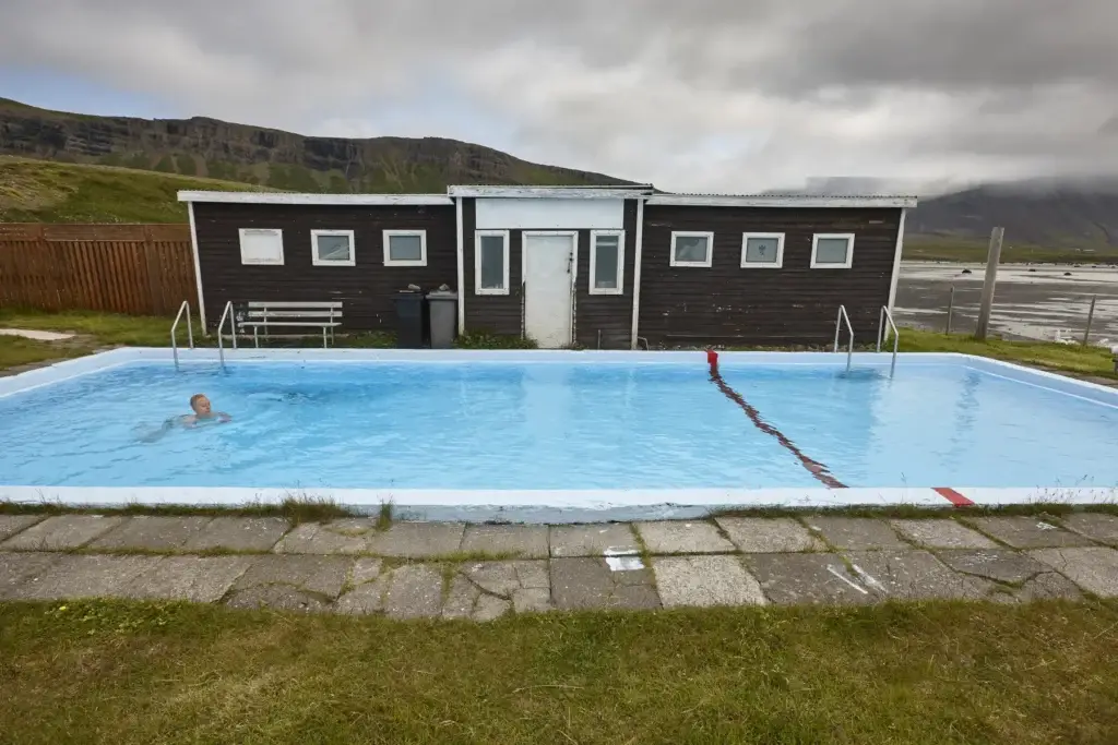 A geothermal bathing sequence with local etiquette