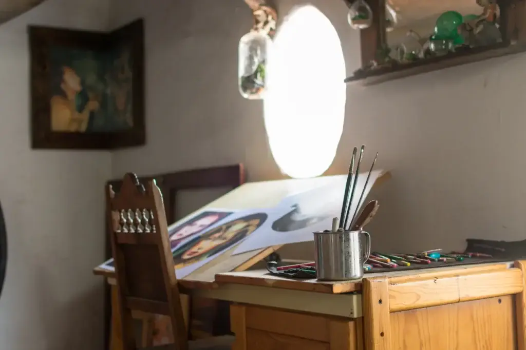 Painting and drawing utensils in a studio