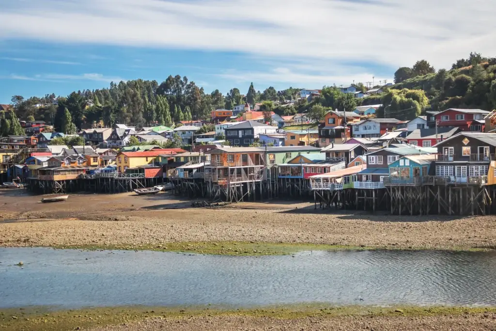 Documented Castro or other named Chiloé palafitos at visible tide