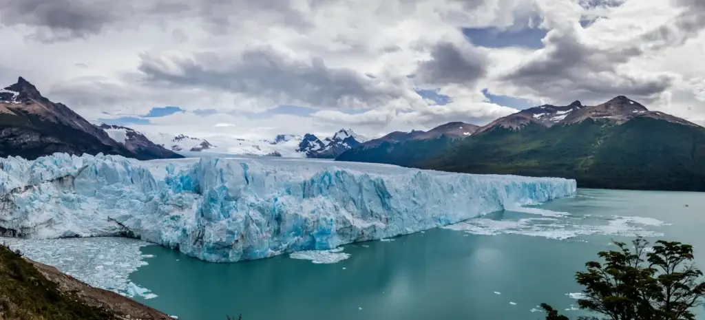 Exact Perito Moreno Glacier front from the official walkway system