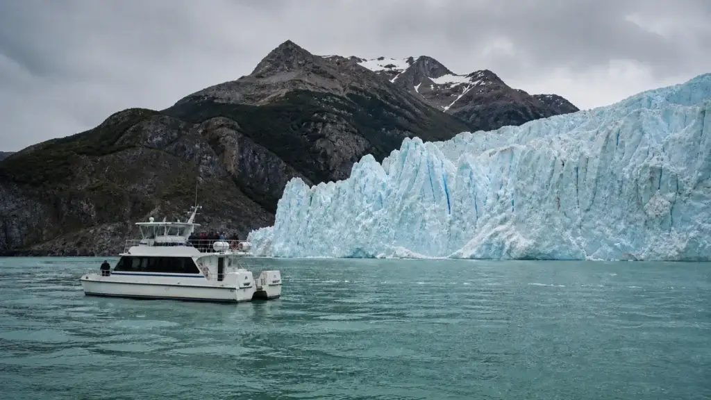 Documented authorized navigation on Lago Argentino with a named Los Glaciares glacier