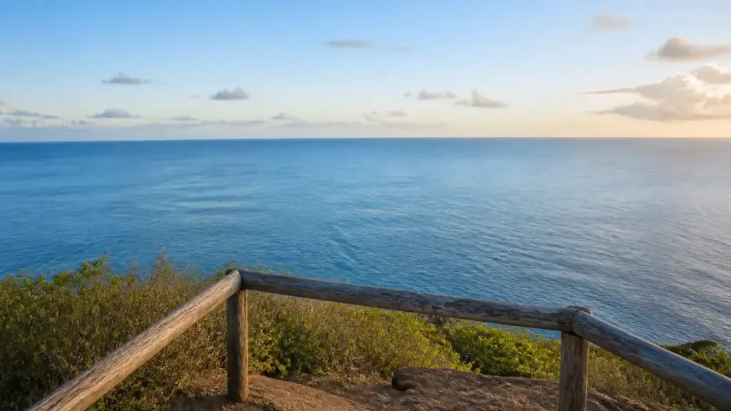 AI-generated editorial visualization of a generic ocean-horizon observation context in Fernando de Noronha; it does not depict Mirante dos Golfinhos, a designated viewpoint, current access, or wildlife.