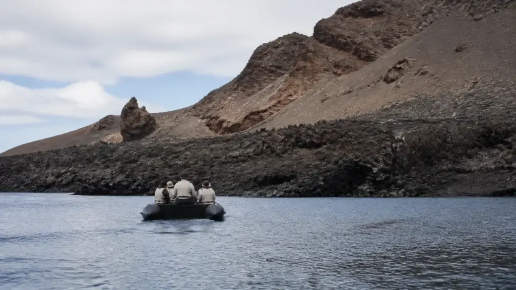 Exact authorized Galápagos snorkel, kayak or panga site with correctly depicted activity