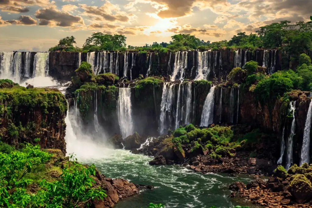 Documented Argentine-side Iguazú Falls and forest panorama