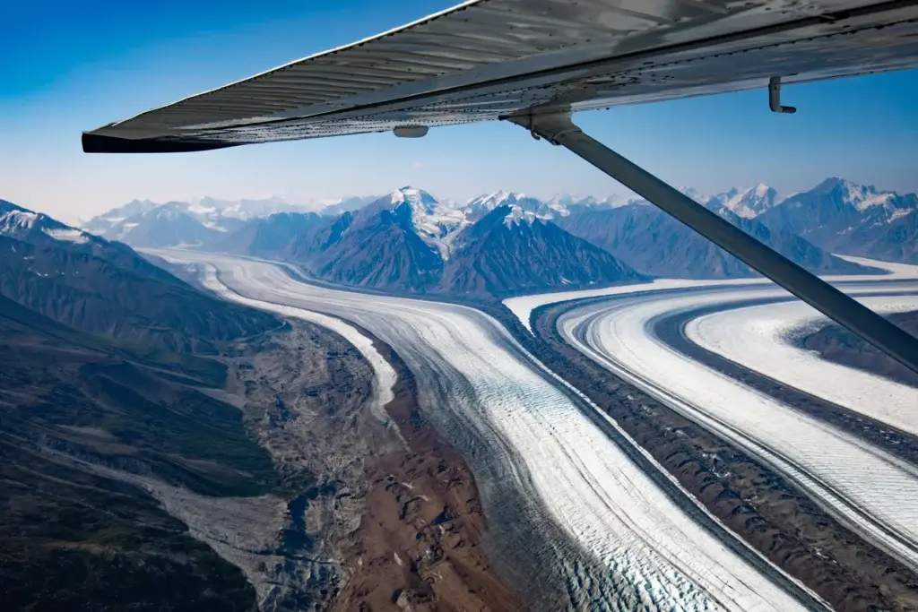 Documented licensed Kluane flightseeing aircraft or ground-level glacier-range viewpoint