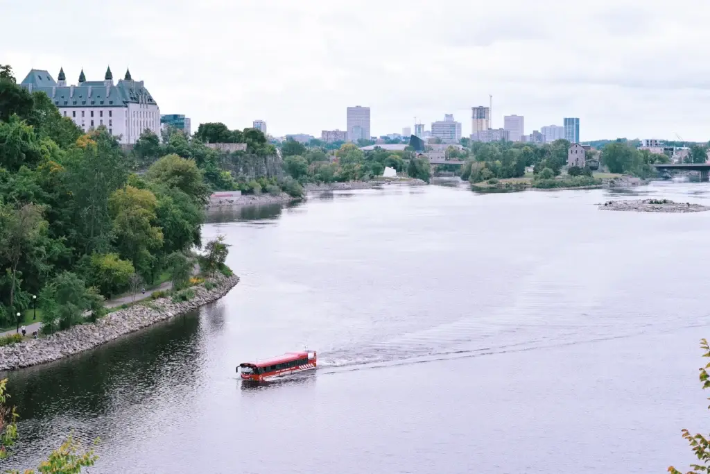 Parliament Hill, National Gallery of Canada or Canadian Museum of History in exact Ottawa-Gatineau river context