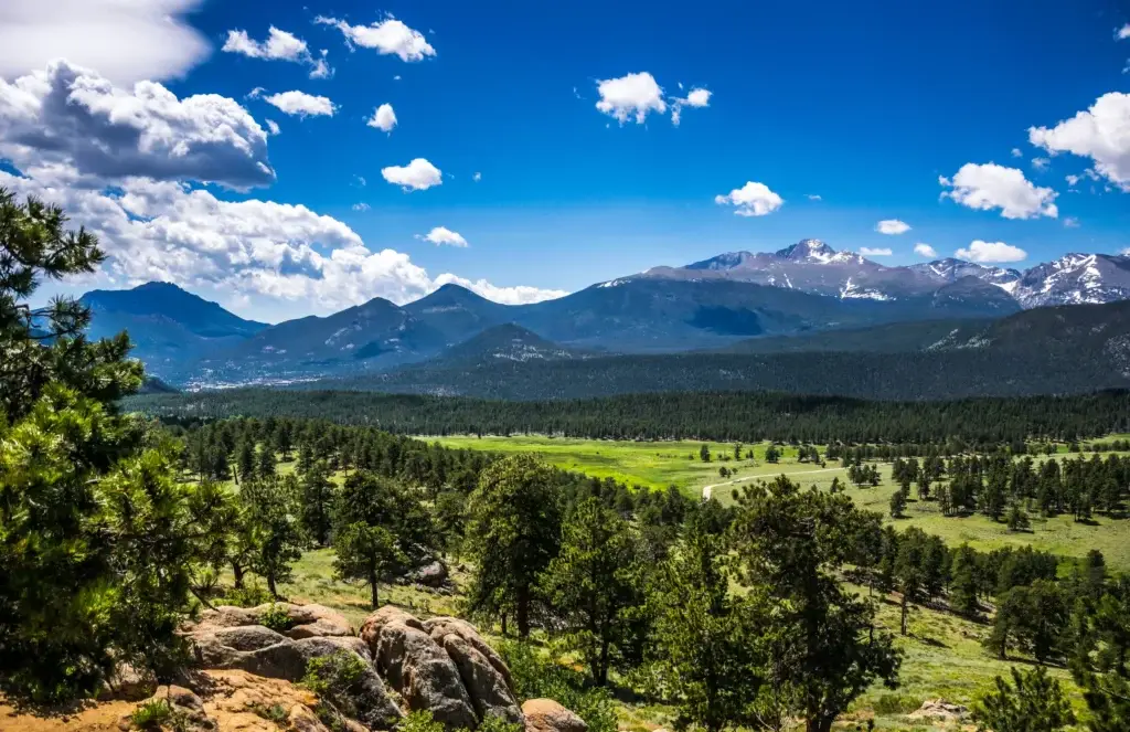 Estes Park Colorado with Rocky Mountain National Park mountain context