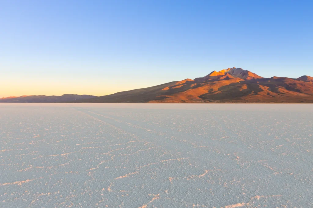 Documented Salar de Uyuni perimeter, volcanic edge or salt-side settlement context