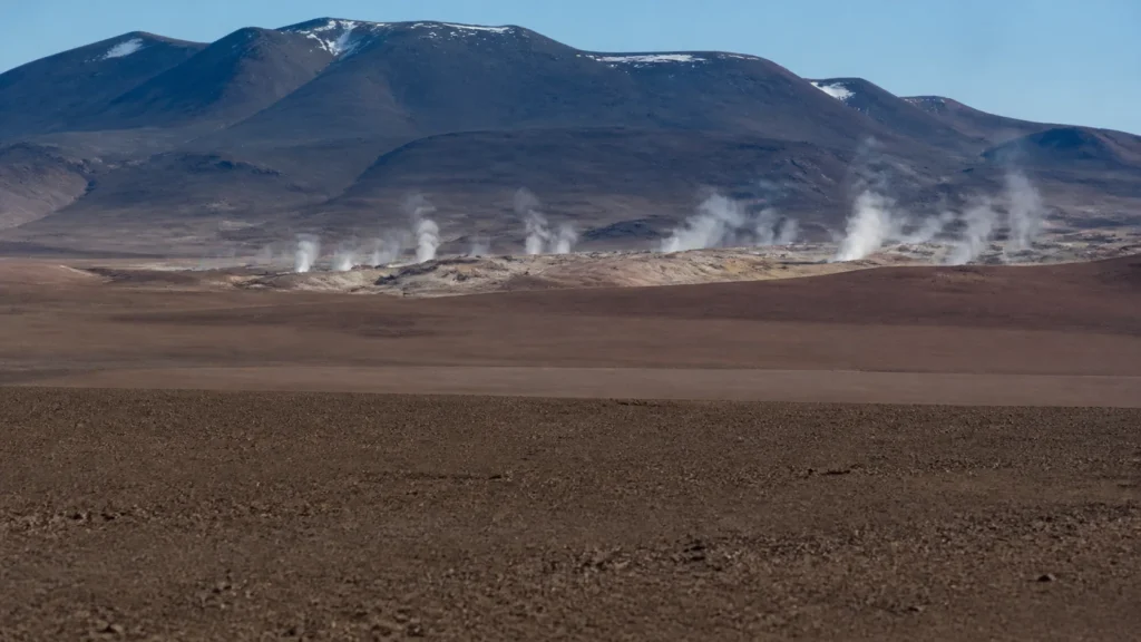 AI-generated editorial visualization of Sol de Manana geothermal context; it does not document current steam, access, route or safety conditions.