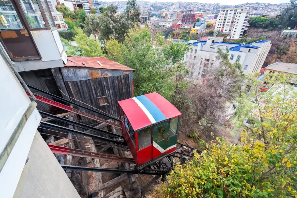 Exact named Valparaiso ascensor in its street and hill context