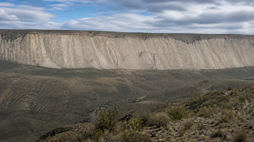 AI-generated editorial visualization of the Cal Orck'o track-wall context; it is not a scientific record or evidence of current access or condition.