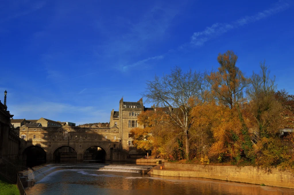 Pulteney Bridge and the River Avon in autumn.
