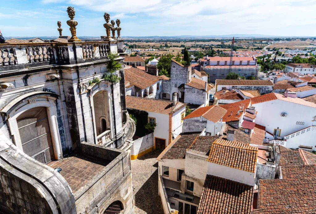 Roofscape of Évora Cathedral; no cloister or step-free route is depicted.