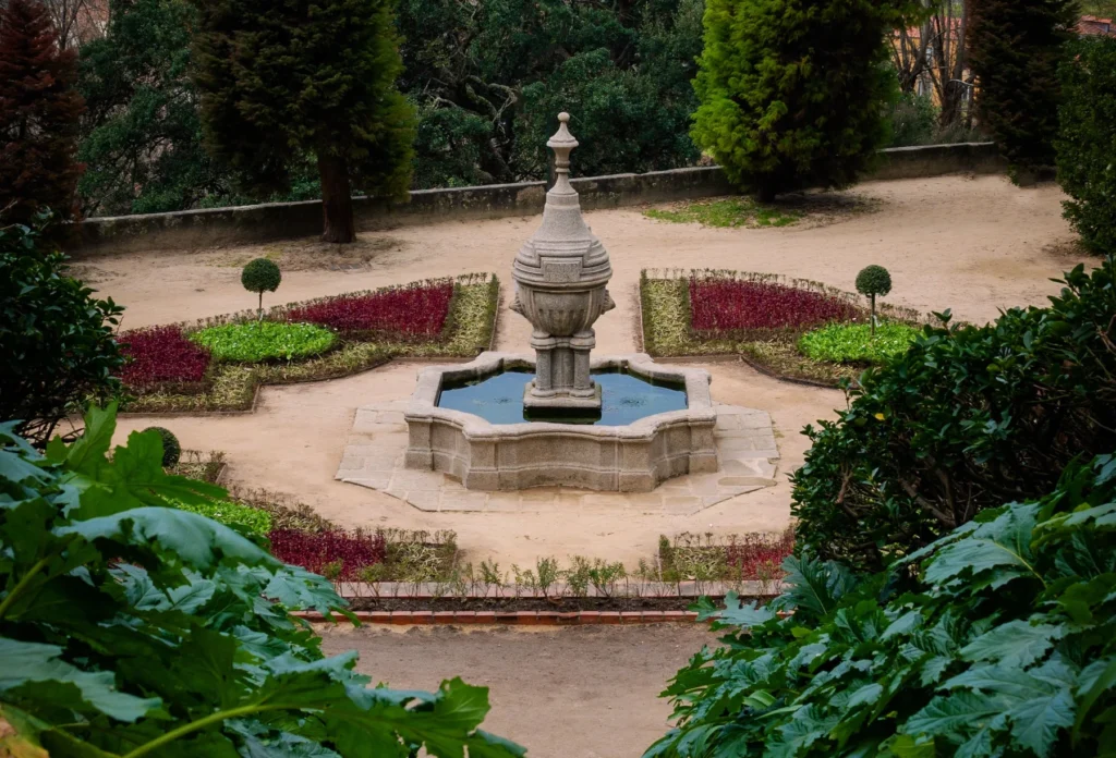 A fountain in a Porto park.