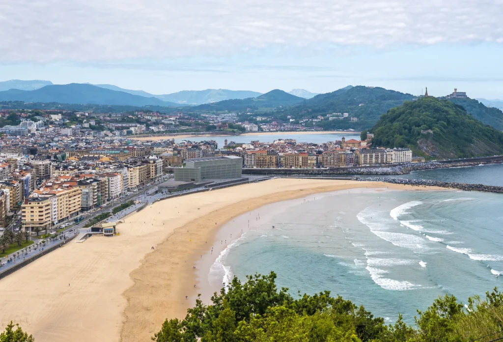 San Sebastián seen from Mount Ulia, city context rather than San Telmo Museum.
