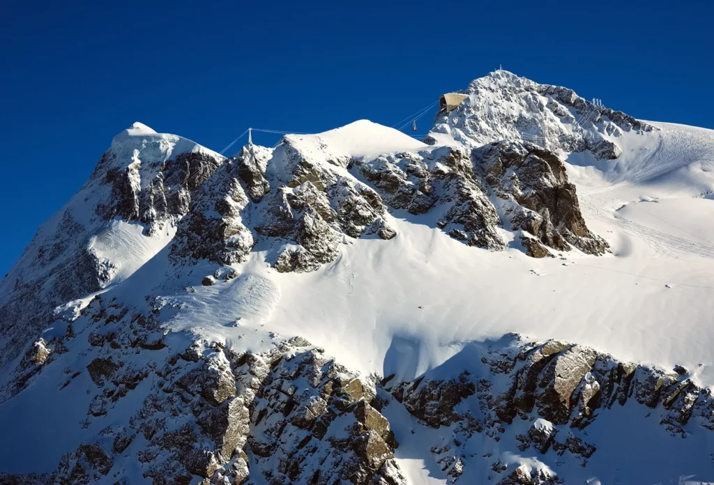 Klein Matterhorn, providing mountain context for the Glacier Paradise choice. The boarding station is not identified.