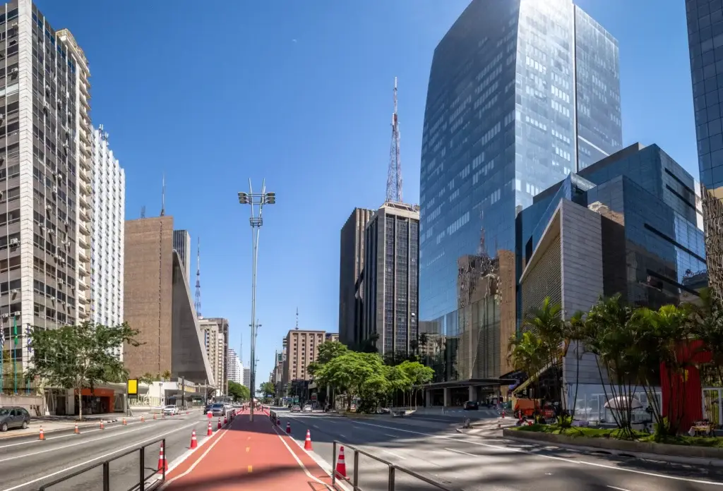 Paulista Avenue and its central cycle lane, São Paulo.
