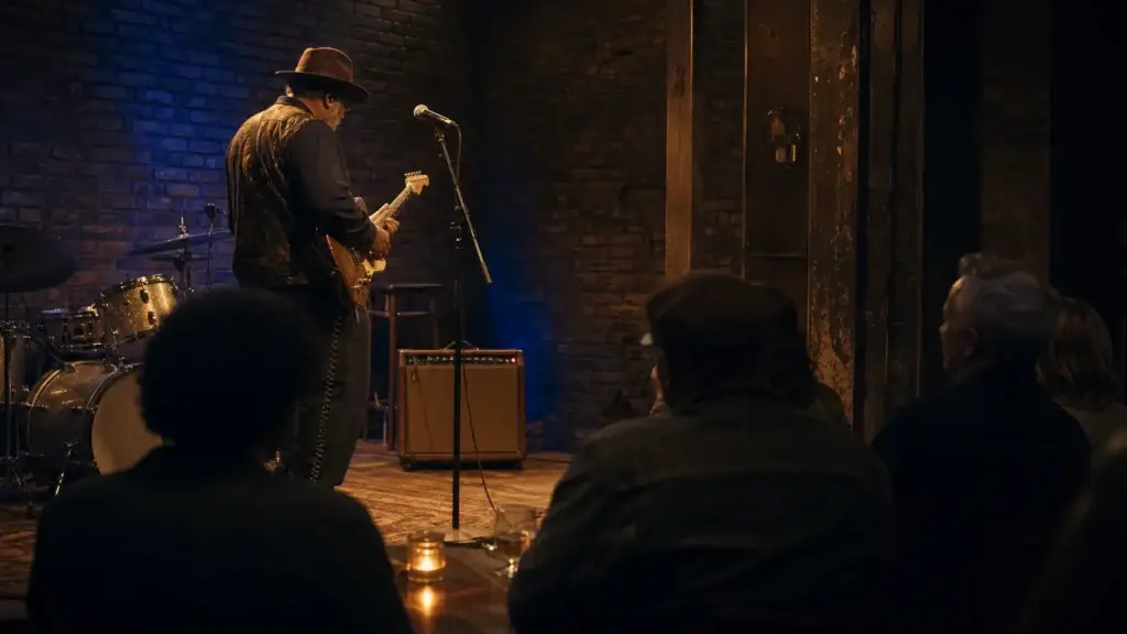 Chicago blues or jazz performance in an identifiable Chicago context