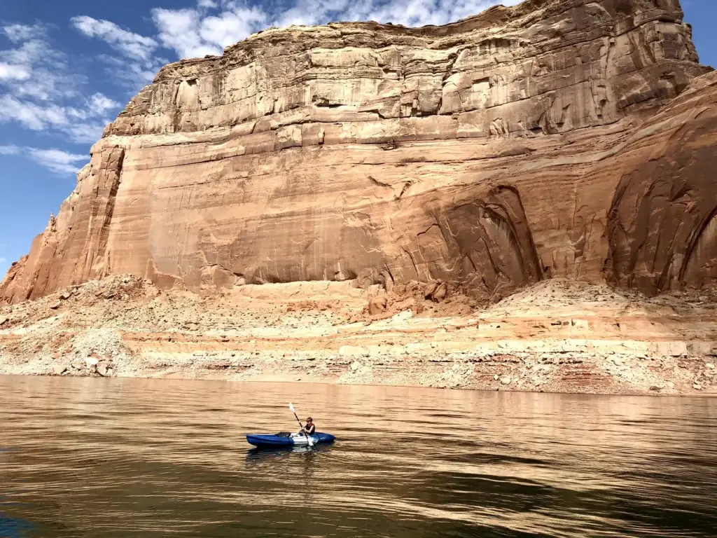 Lake Powell canyon geology from vessel